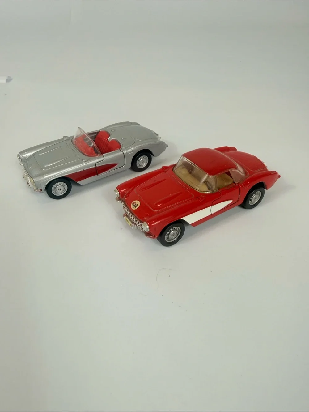 Die-Cast Retro Model Cars 1957 Maisto Chevrolet Corvette Scale 1739